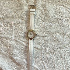 In it a Woman’s Watch Quartz Bolt Model 29125